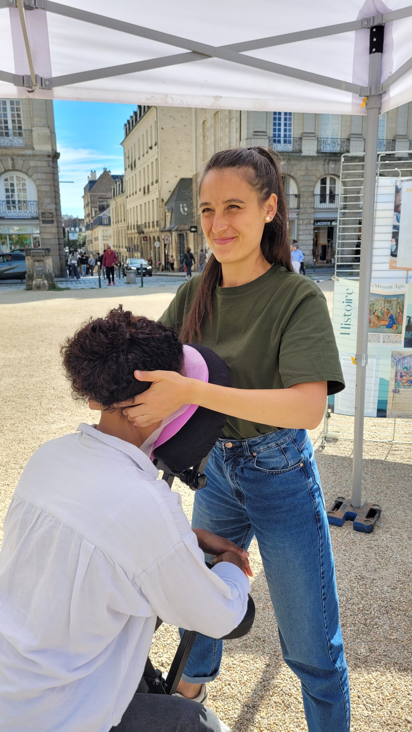 Viva effectue un massage assis à une cliente lors de l'événement Tout Rennes Mat en septembre 2024